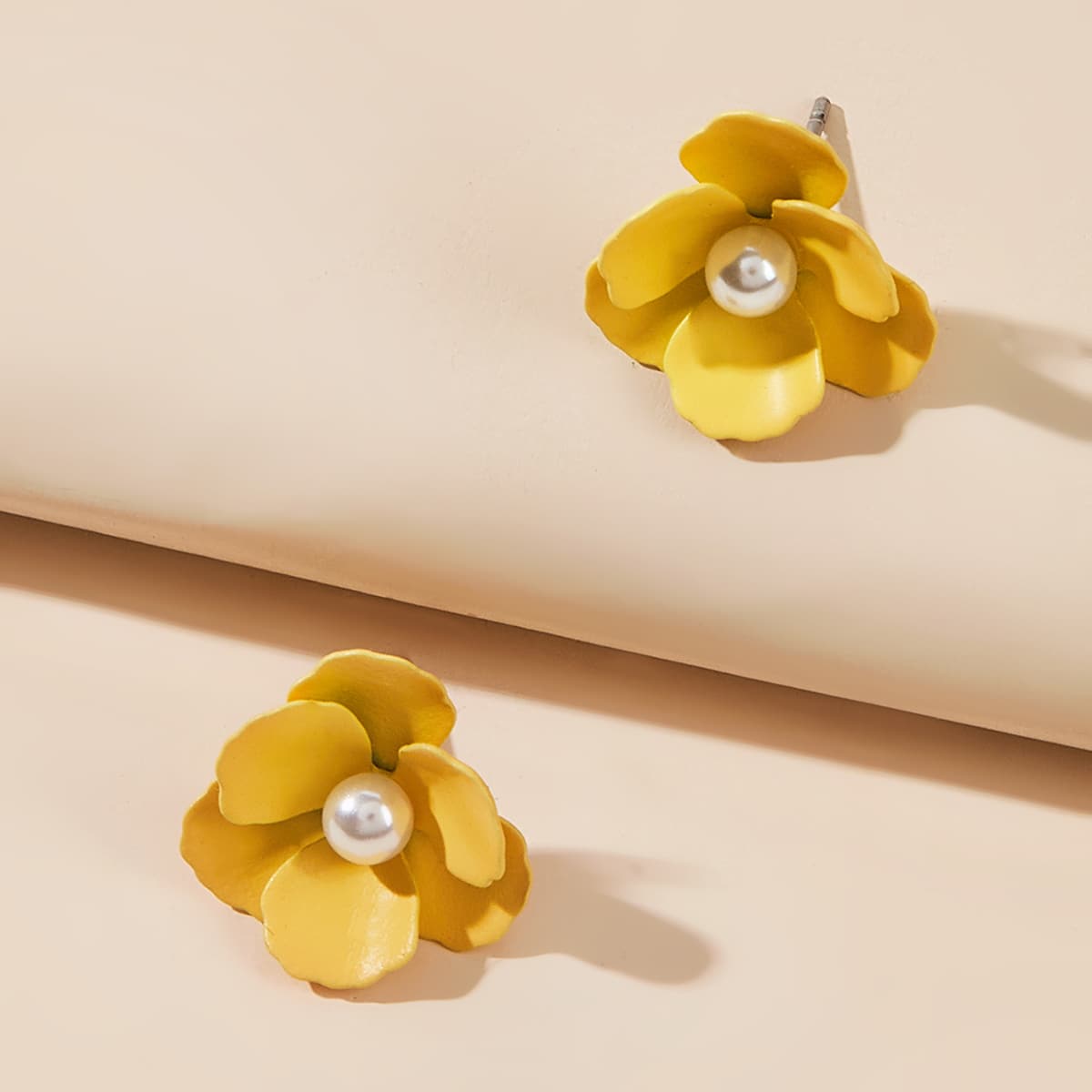 

1pair Faux Pearl Floral Stud Earrings, Yellow