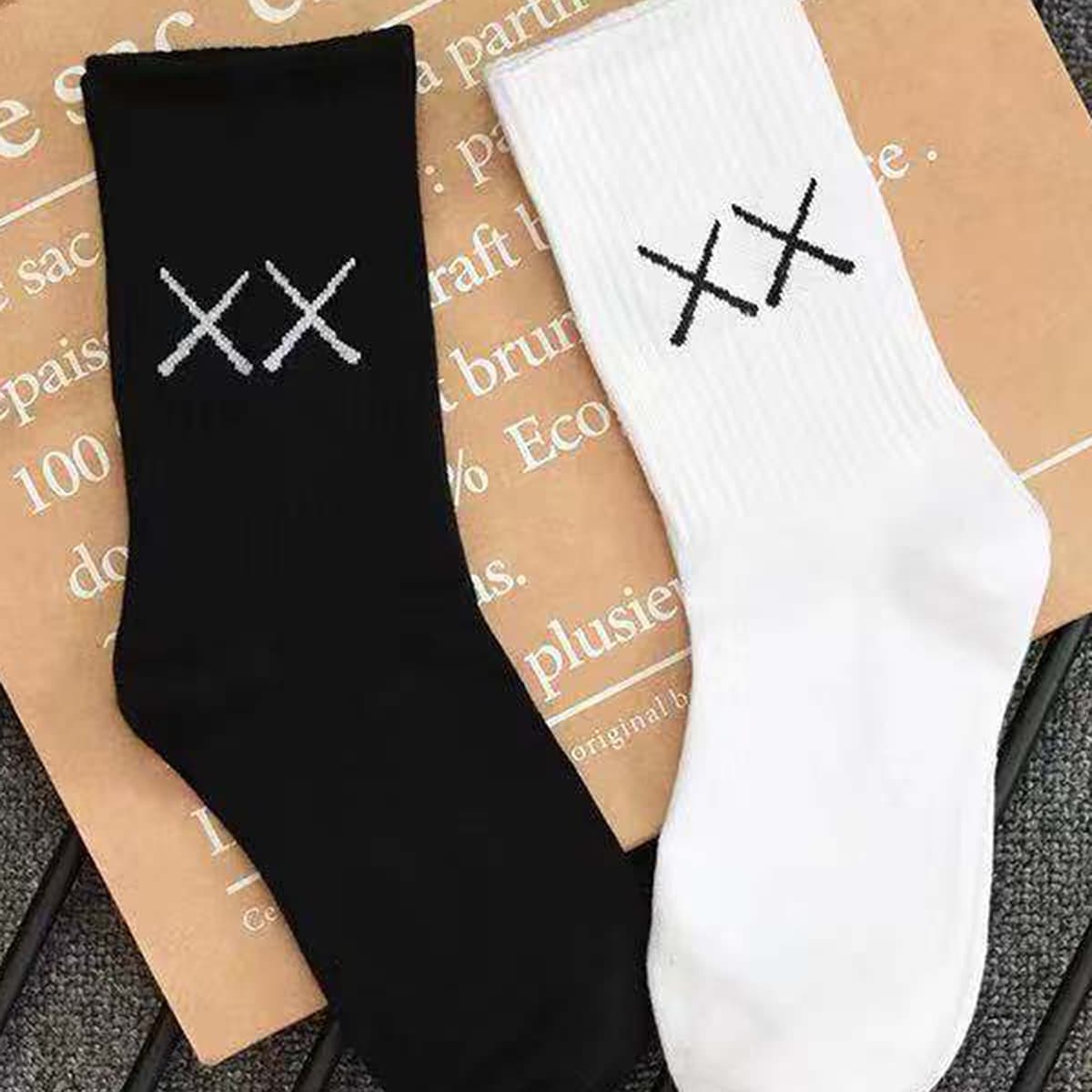 

2pairs Letter Graphic Socks, Black and white