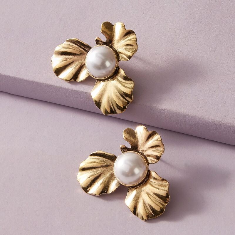 

1pair Faux Pearl Decor Flower Shaped Stud Earrings, Gold