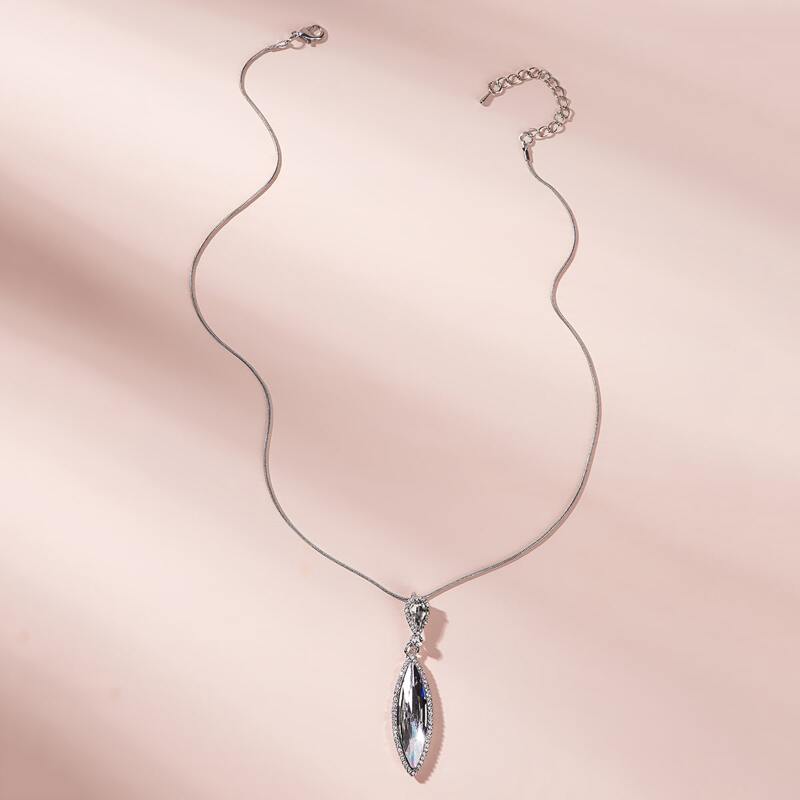 

1pc Rhinestone Engraved Pendant Necklace, Silver