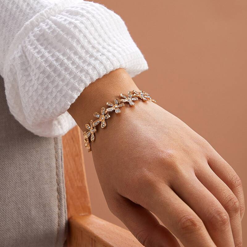 

1pc Rhinestone Engraved Flower Decor Bracelet, Gold