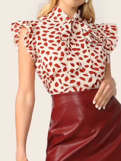 بلوزة بطباعة زجاجة مقلم ومكشكش وبربطة عقن