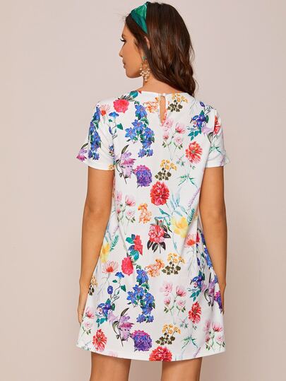 Vestido estilo camiseta con estampado floral de espalda con abertura de ojo