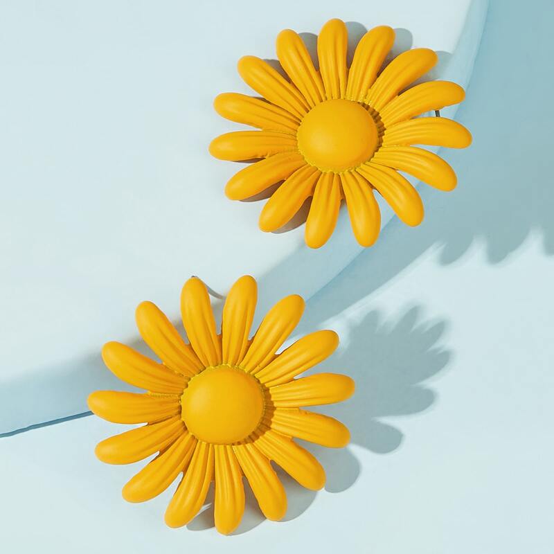 

1pair Daisy Shaped Stud Earrings, Yellow