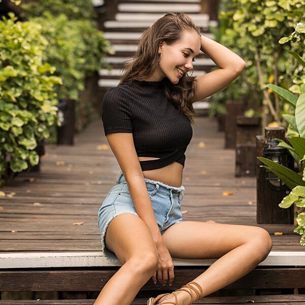 

Mock Neck Crisscross Rib-knit Crop Tee, Black