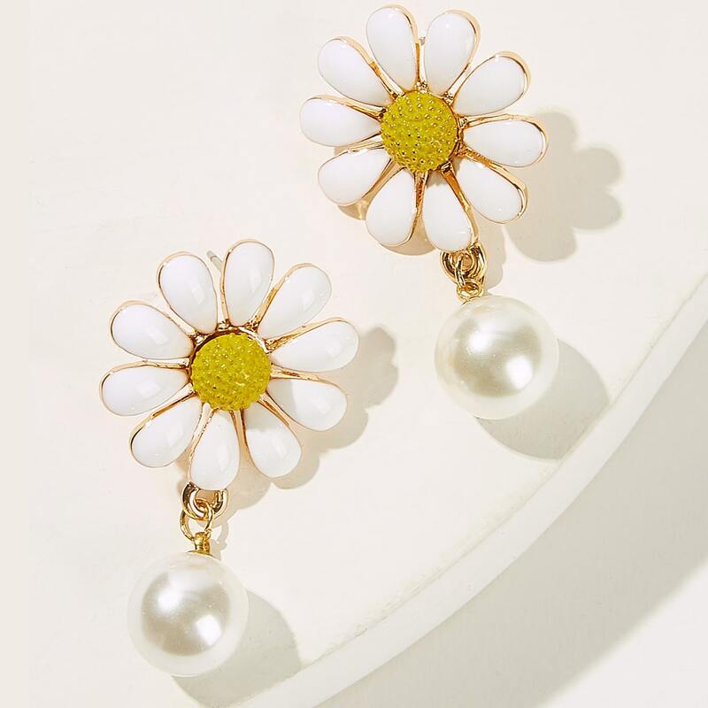 

1pair Faux Pearl & Daisy Decor Drop Earrings, White