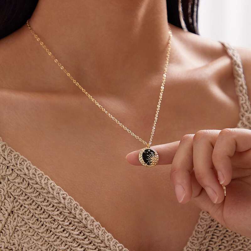 

1pc Moon & Star Pattern Round Charm Necklace, Gold