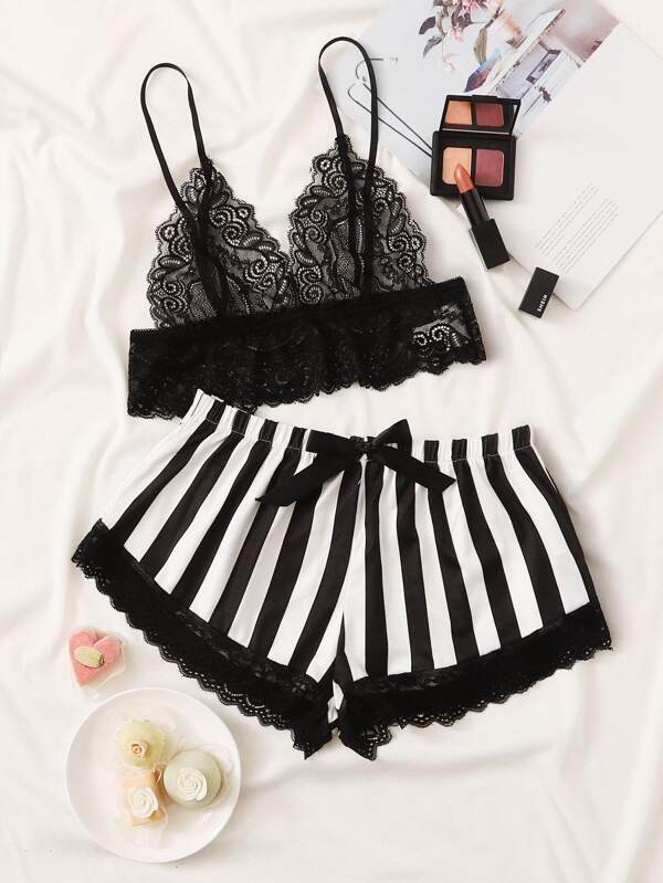 Sujetador de encaje con flores y shorts a rayas, lencería