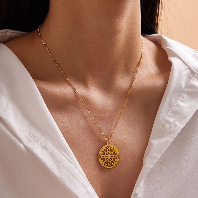 

1pc Hollow Out Round Charm Necklace, Gold