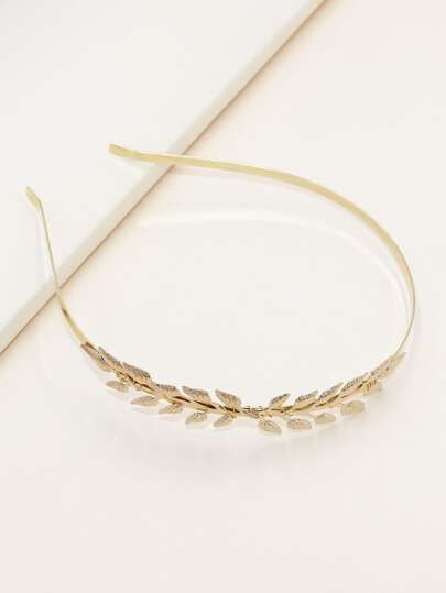 لف الشعر المزين بأوراق معدنية أنيقة