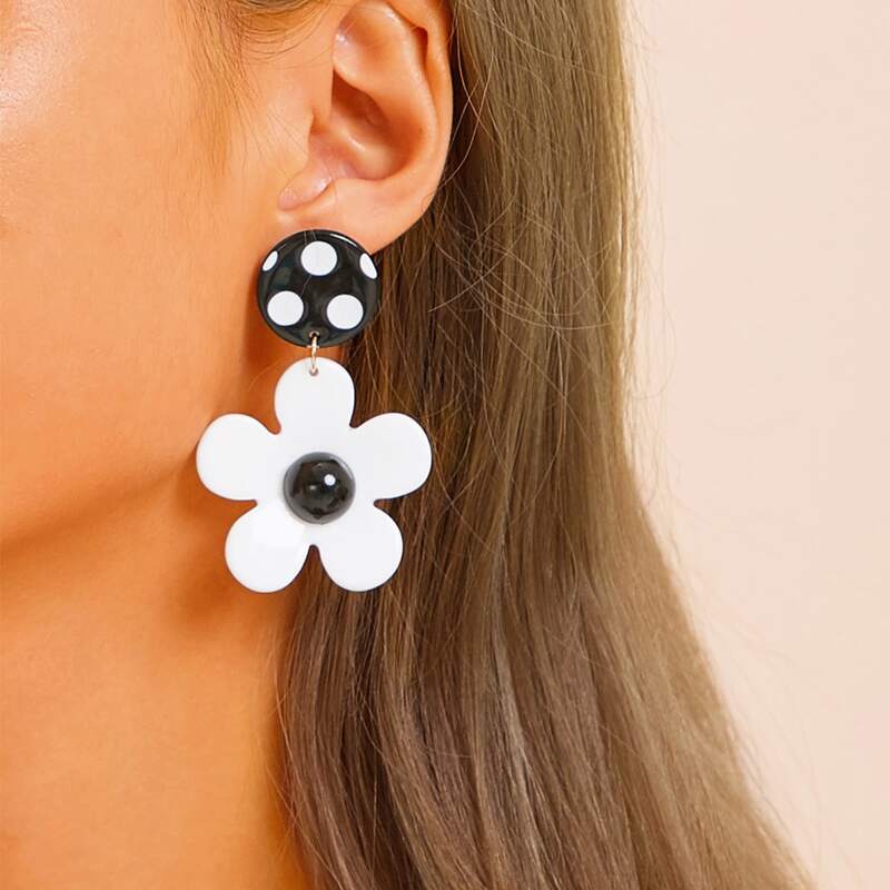 

1pair Polka Dot Pattern Flower Decor Drop Earrings, Black and white