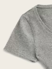 SHEIN EZwear Top corto tejido de canalé con botón delantero - Gris - Ver 4