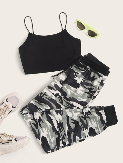 Conjunto top de tirante unicolor con pantalones deportivos de camuflaje