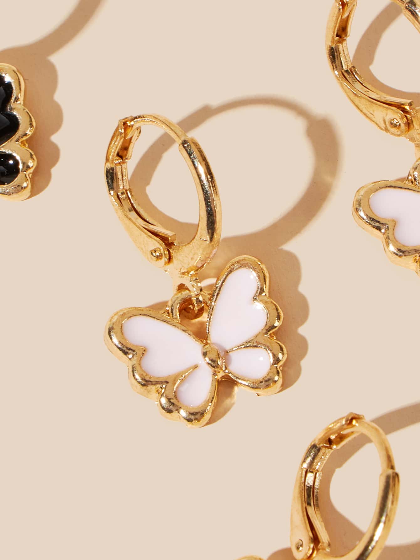 2pairs Butterfly Hoop Earrings ROMWE