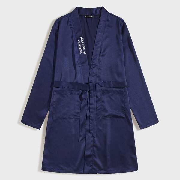 

Men Pocket Patched Slogan Graphic Belted Satin Robe, Navy blue