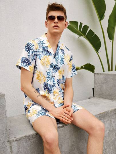 سروال قصير مع قميص بطباعة استوائي للرجال