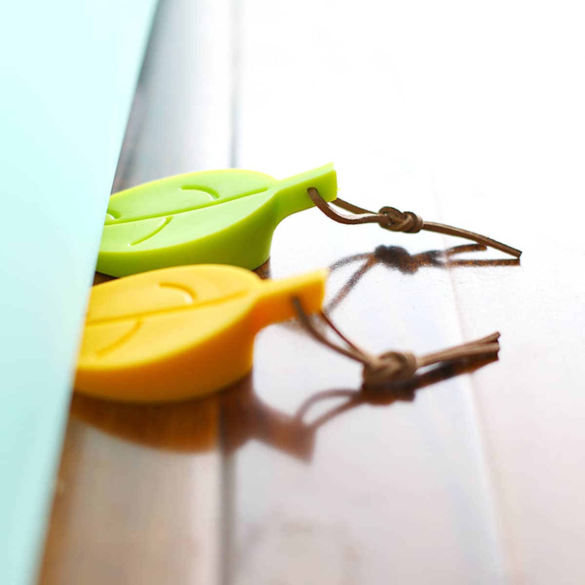 

1pc Leaf Shaped Random Door Stopper