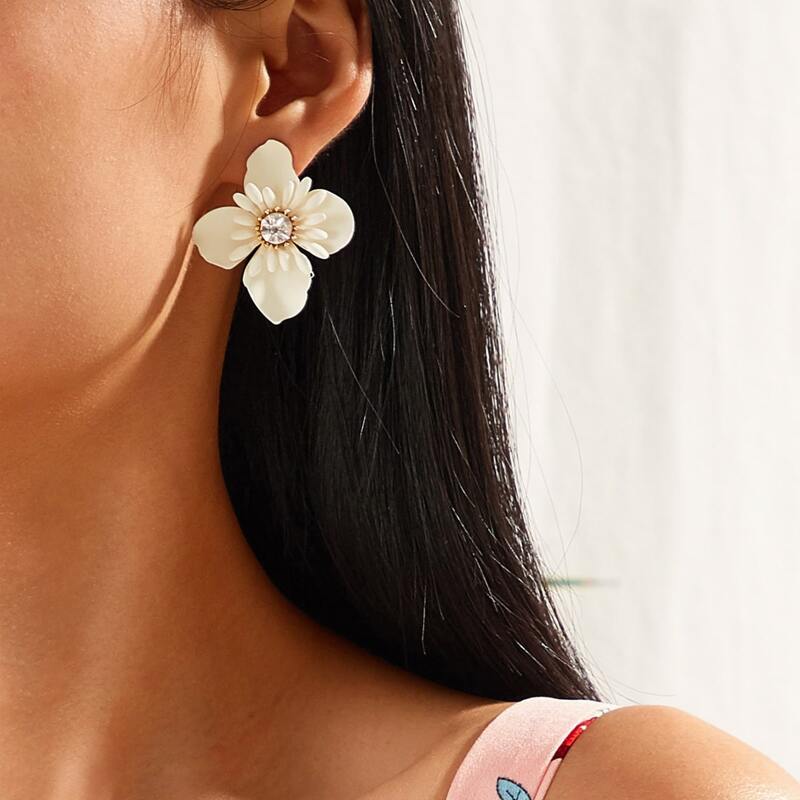 

1pair Rhinestone Engraved Floral Design Stud Earrings, White