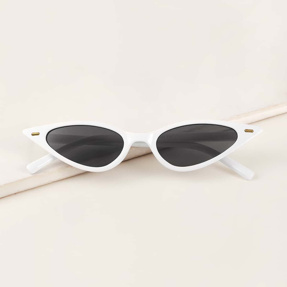 

Cat Eye Sunglasses With Case, Black and white