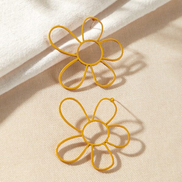 

1pair Hollow Out Flower Shaped Stud Earrings, Yellow