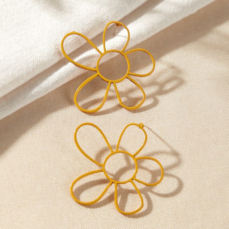

1pair Hollow Out Flower Shaped Stud Earrings, Yellow