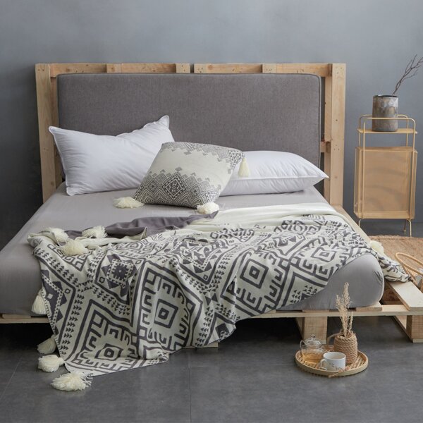 

Geometric Pattern Tassel Blanket, Multicolor