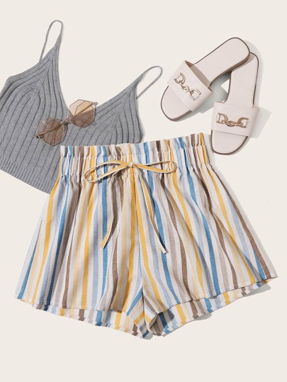 Shorts a righe con vita a volant sovrapposti