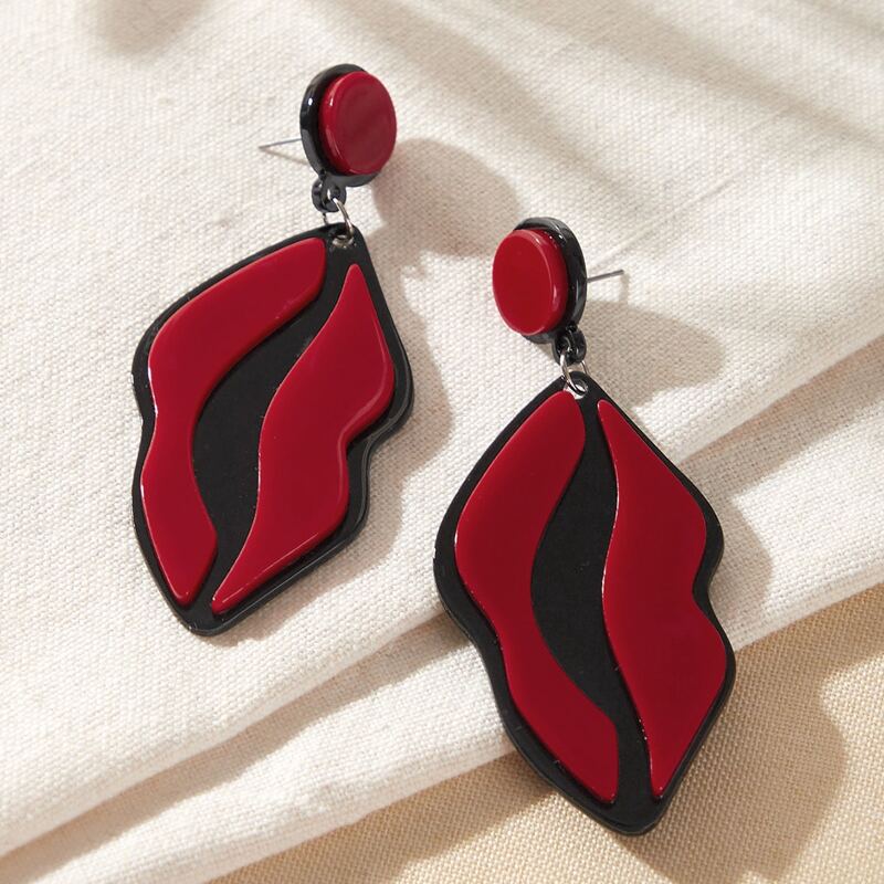 

1pair Two Tone Lip Shaped Drop Earrings, Red