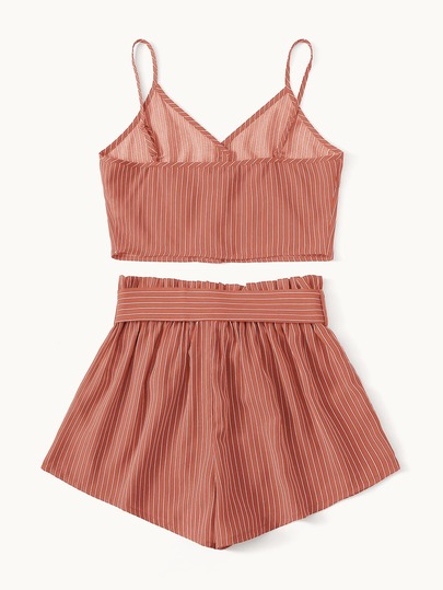Conjunto top de rayas con botón delantero con shorts de cintura con volante