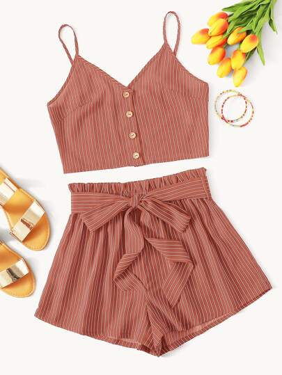 Conjunto top de rayas con botón delantero con shorts de cintura con volante