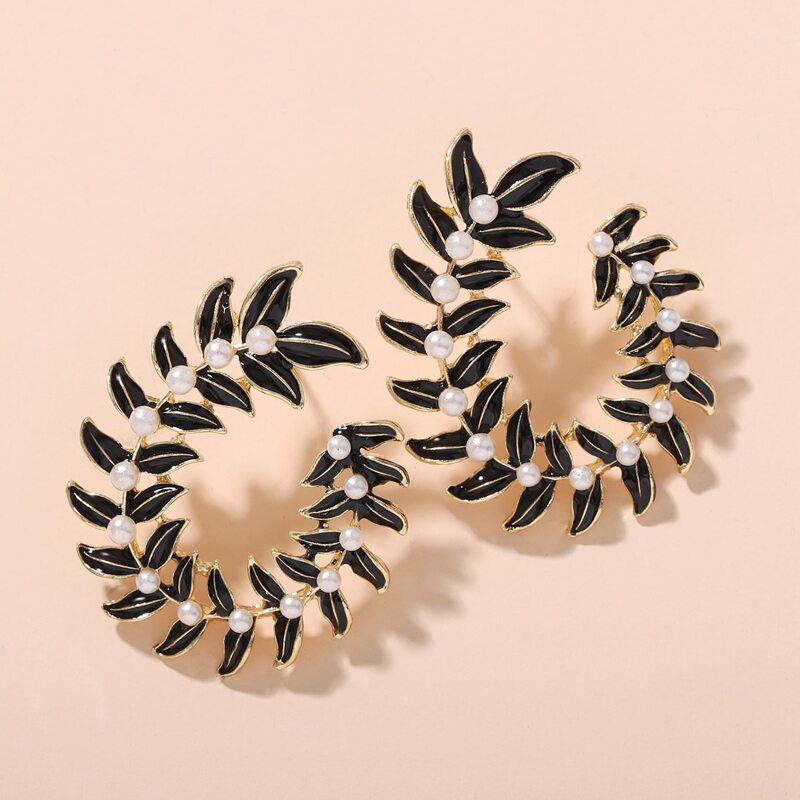 

1pair Pearl Decor Leaf Design Stud Earrings, Black