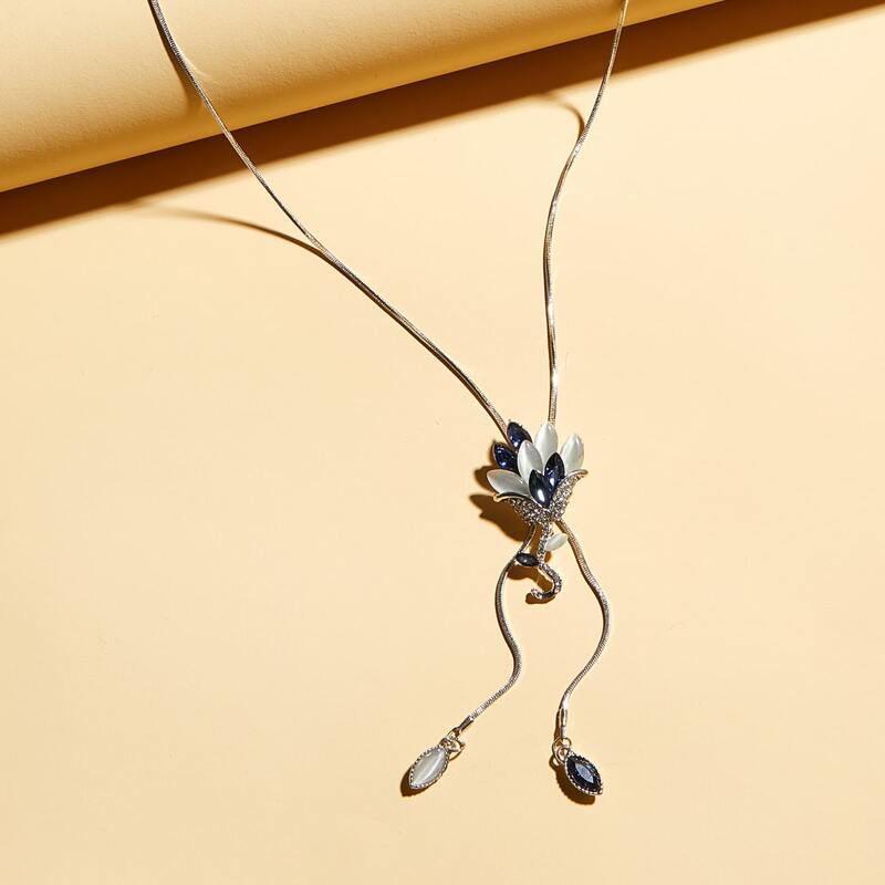 

1pc Gemstone Engraved Floral Decor Necklace, Silver