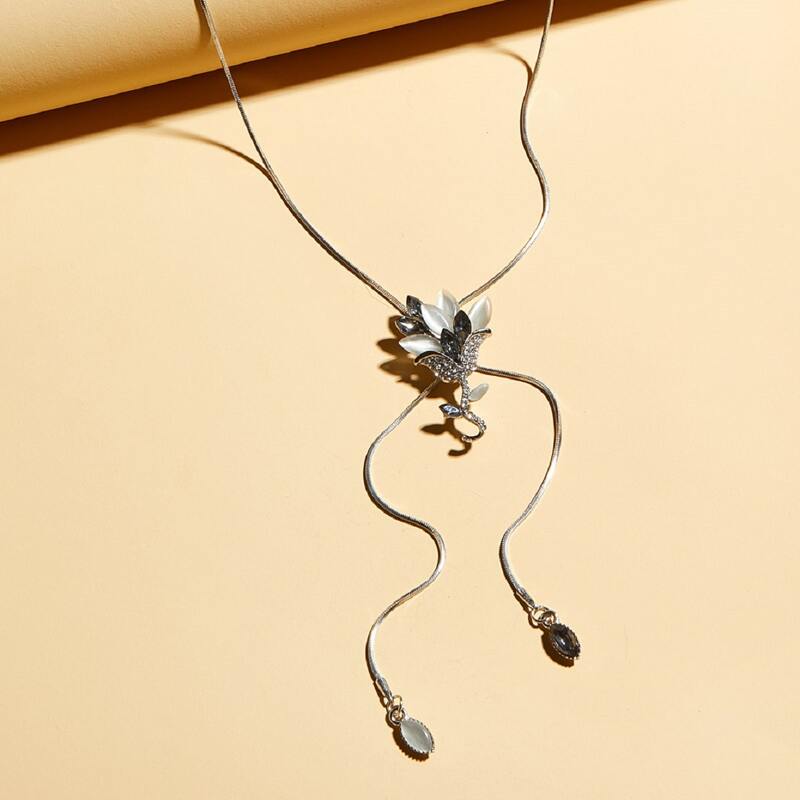 

1pc Gemstone Engraved Floral Decor Necklace, Silver