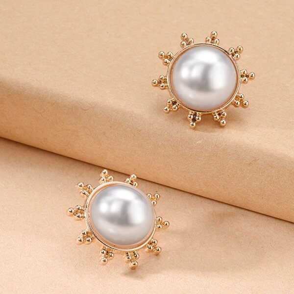 

Серьги-гвоздики с искусственными жемчугами, Белые