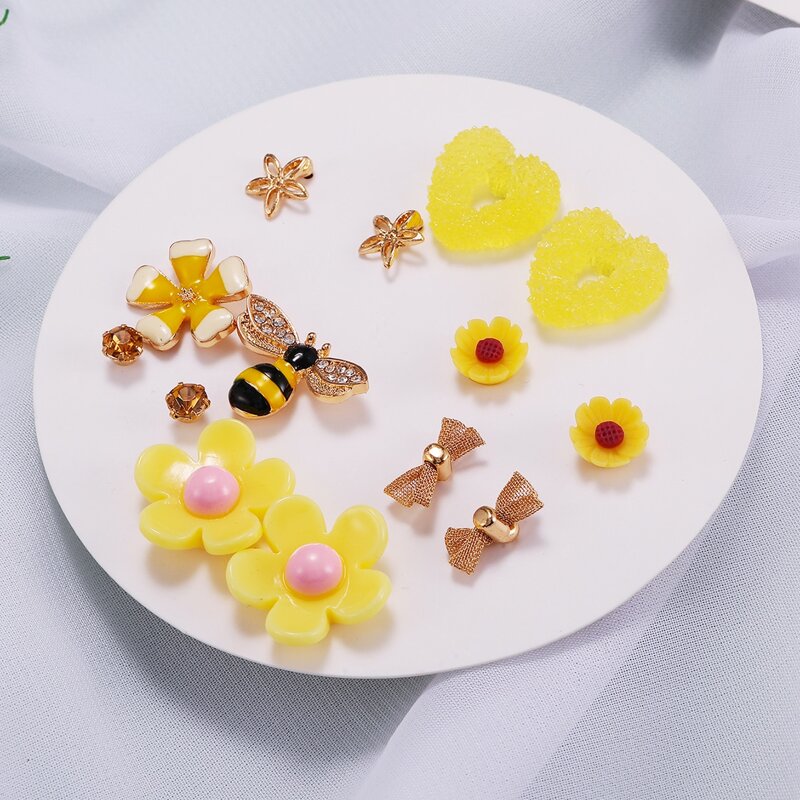 

Flower Shaped Earrings Set, Multicolor