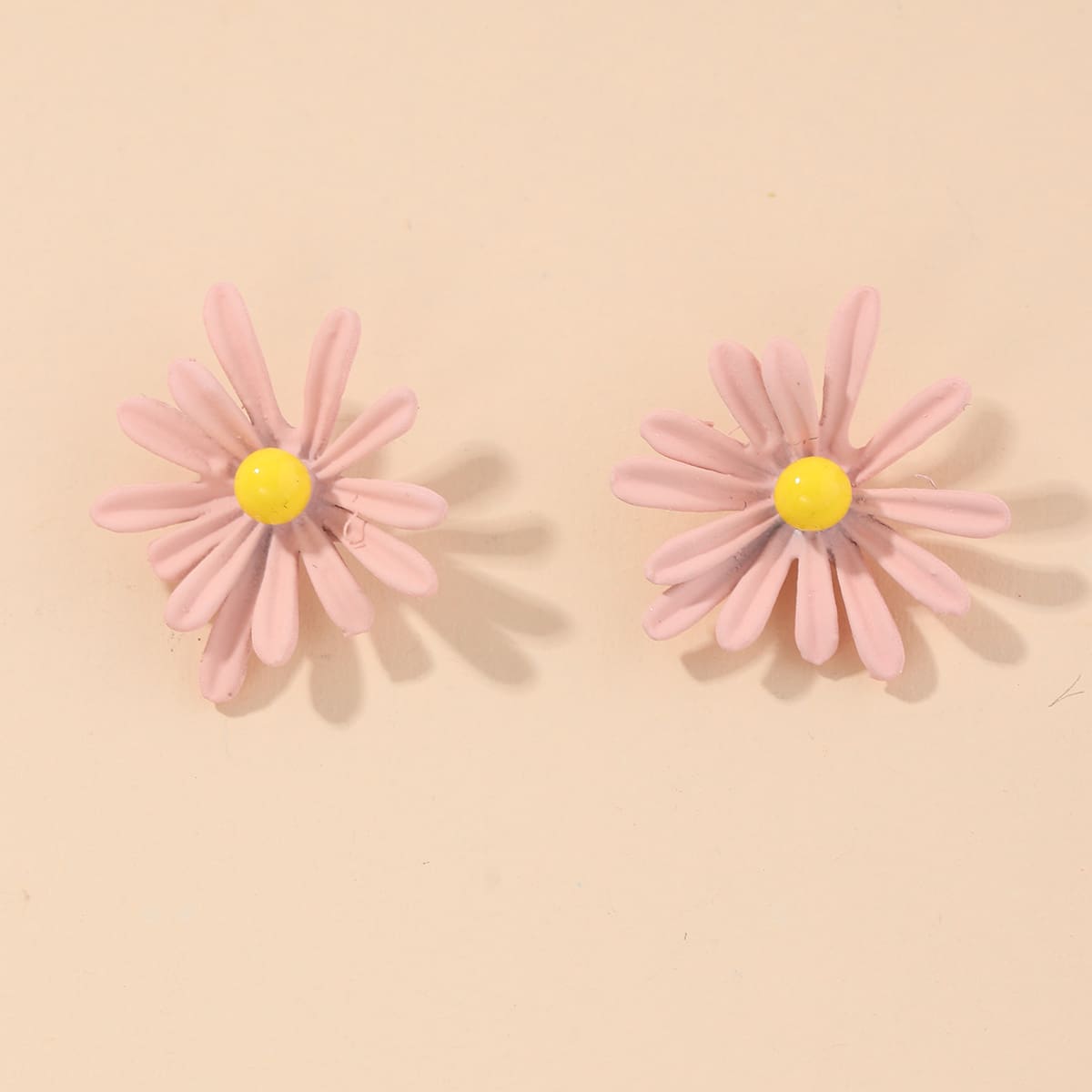 

Flower Design Stud Earrings, Pink