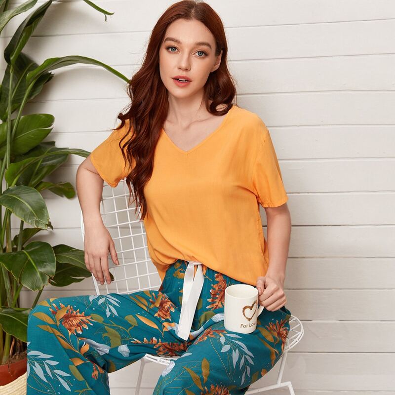 

V Neck Tee & Leaf Print Pants Pajama Set, Multicolor