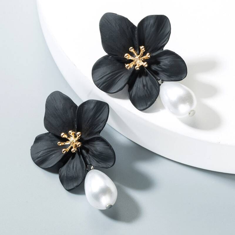 

Flower Decor Drop Earrings, Black and white