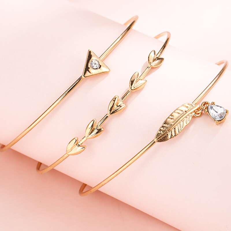 

Rhinestone Engraved Leaf Charm Bracelet, Gold