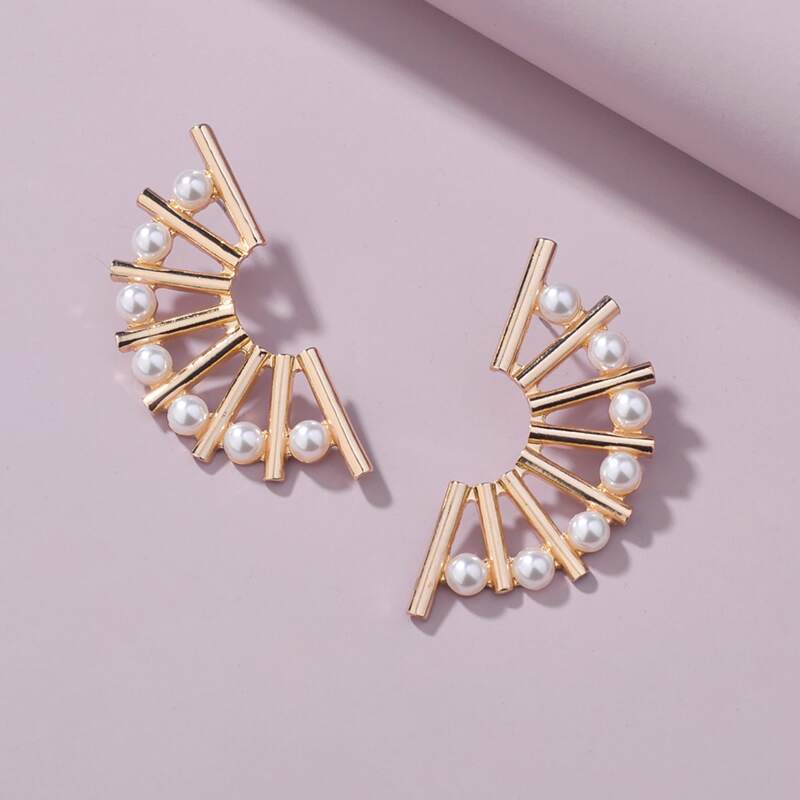 

1pair Pearl Decor Hollow Out Fan Shaped Stud Earrings, Gold