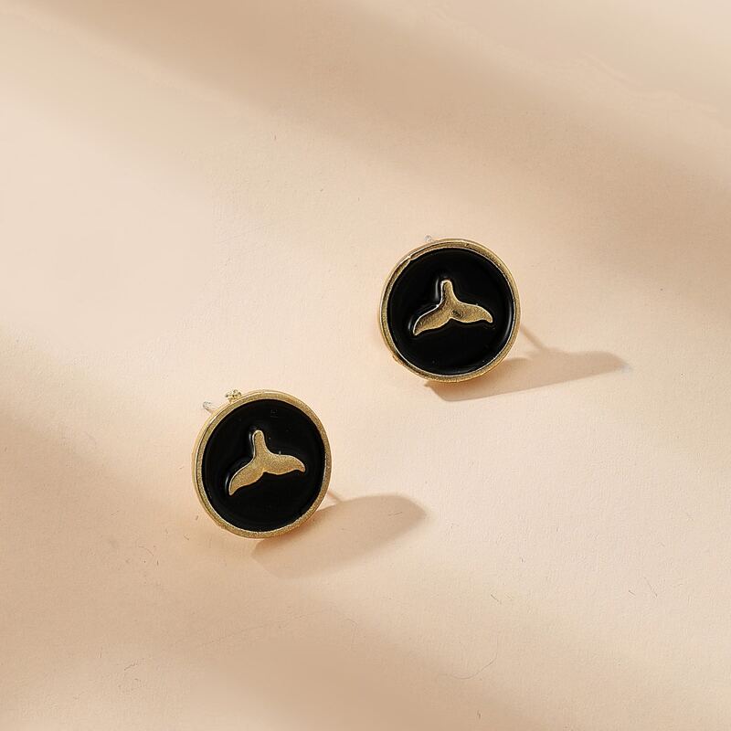 

Fishtail Pattern Stud Earrings, Multicolor