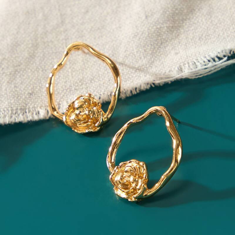 

Floral Decor Stud Earrings, Gold
