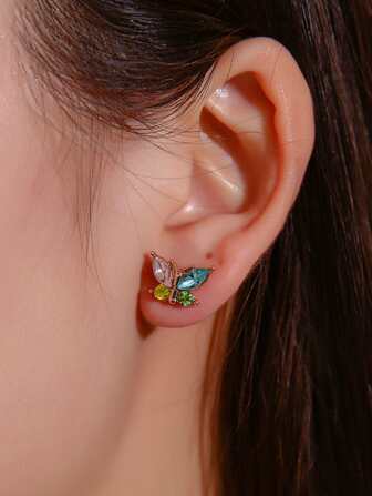 اقراط مسماري بتصميم فراشة