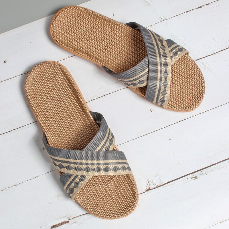 

Guys Geometric Pattern Criss Cross Slippers, Blue