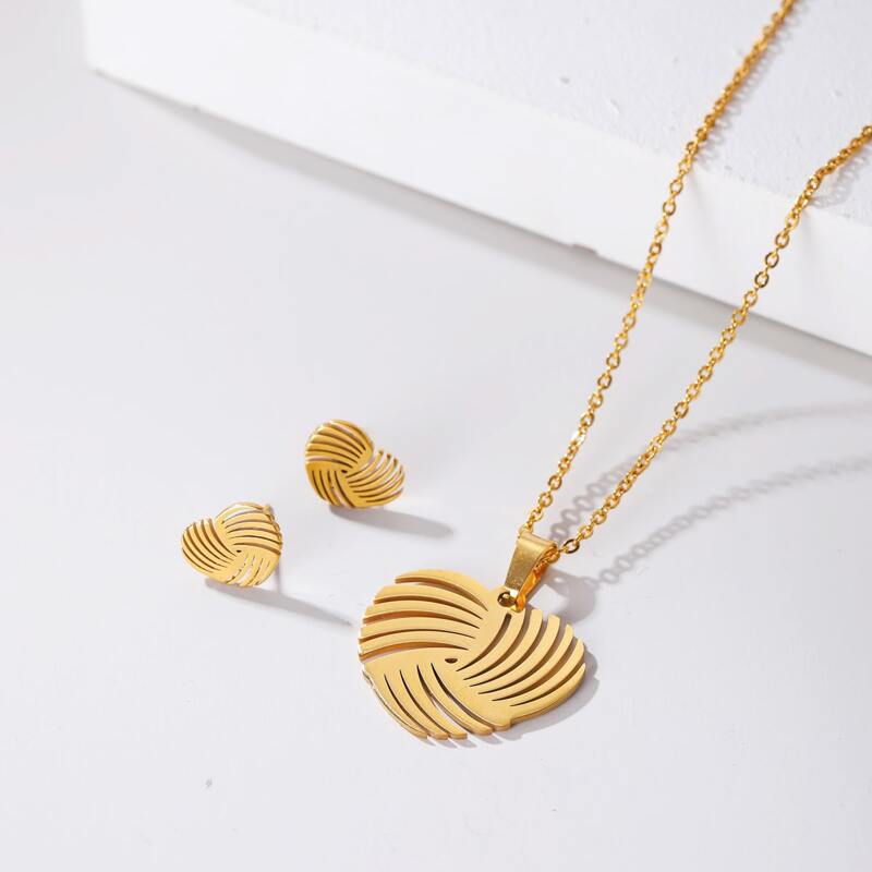 

1pc Heart Charm Necklace & 1pair Stud Earrings, Gold