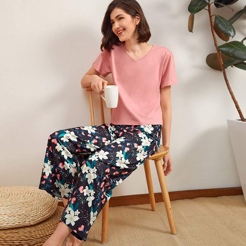 

Solid Tee & Floral Pants PJ Set, Multicolor