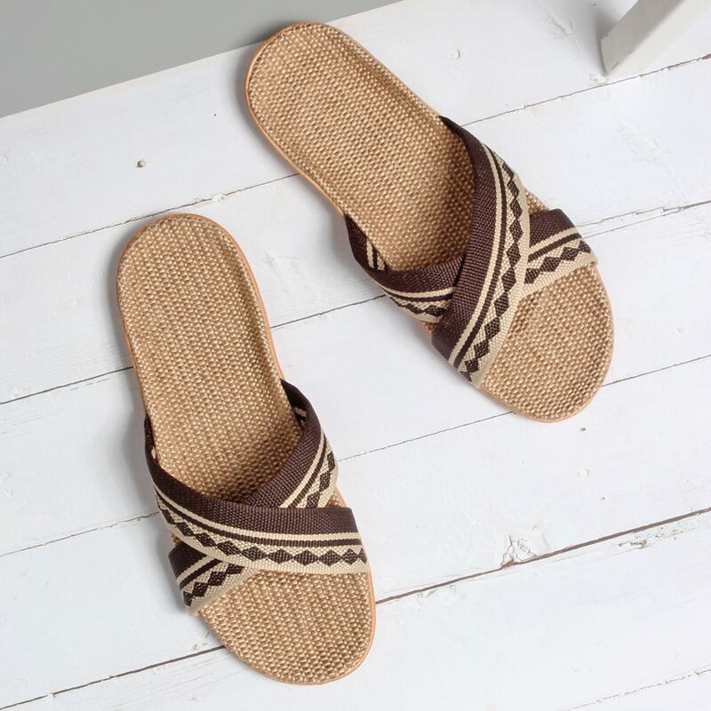 

Guys Geometric Pattern Criss Cross Slippers, Coffee brown