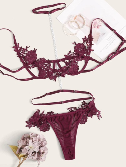 طقم ملابس داخلي دانتيل مزخرف مع قلادة