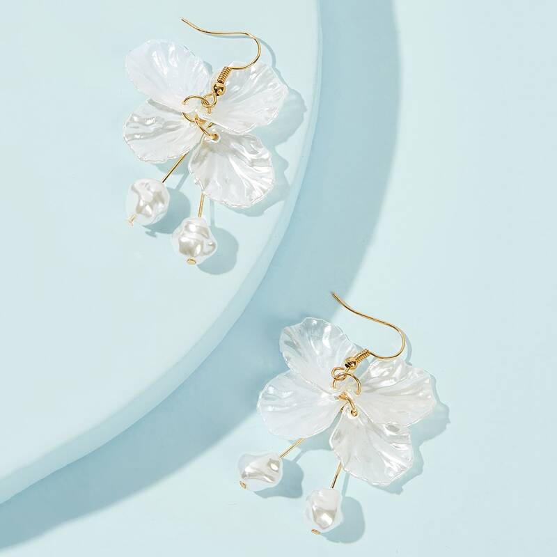 

Shell Decor Drop Earrings, White