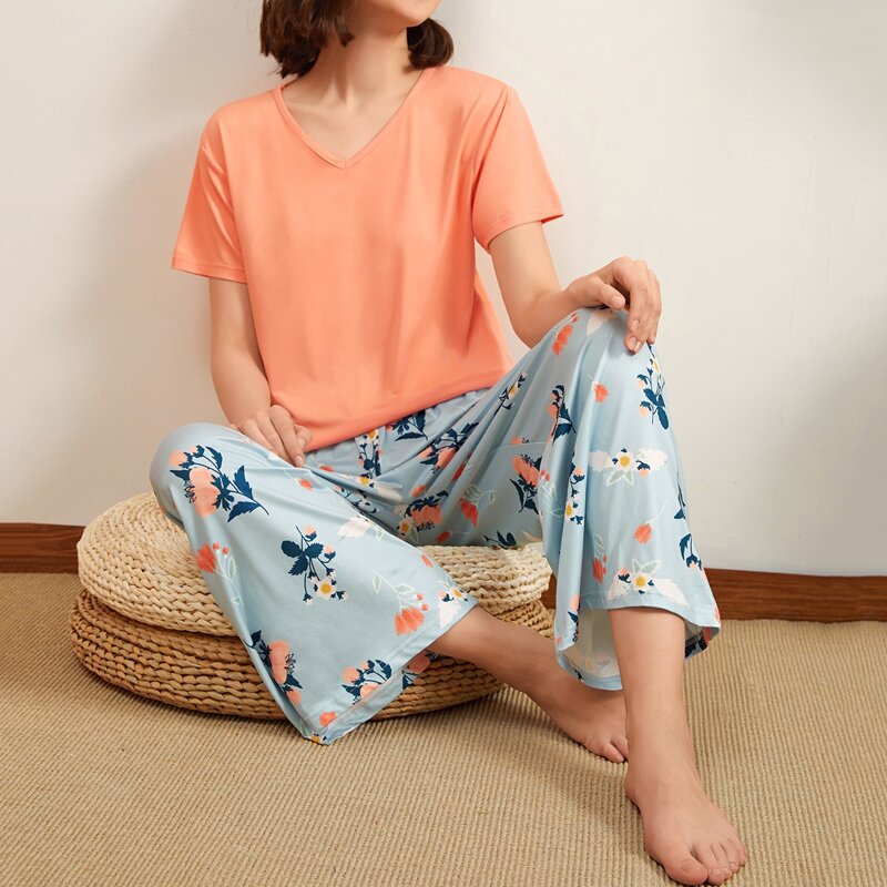 

Solid Tee & Floral Pants Pajama Set, Multicolor